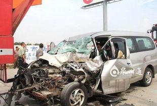 国产车追尾大挂车视频,国产车追尾大挂车事故现场惊险瞬间